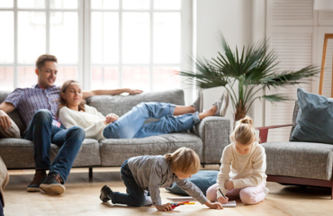 Familj i ett vardagsrum