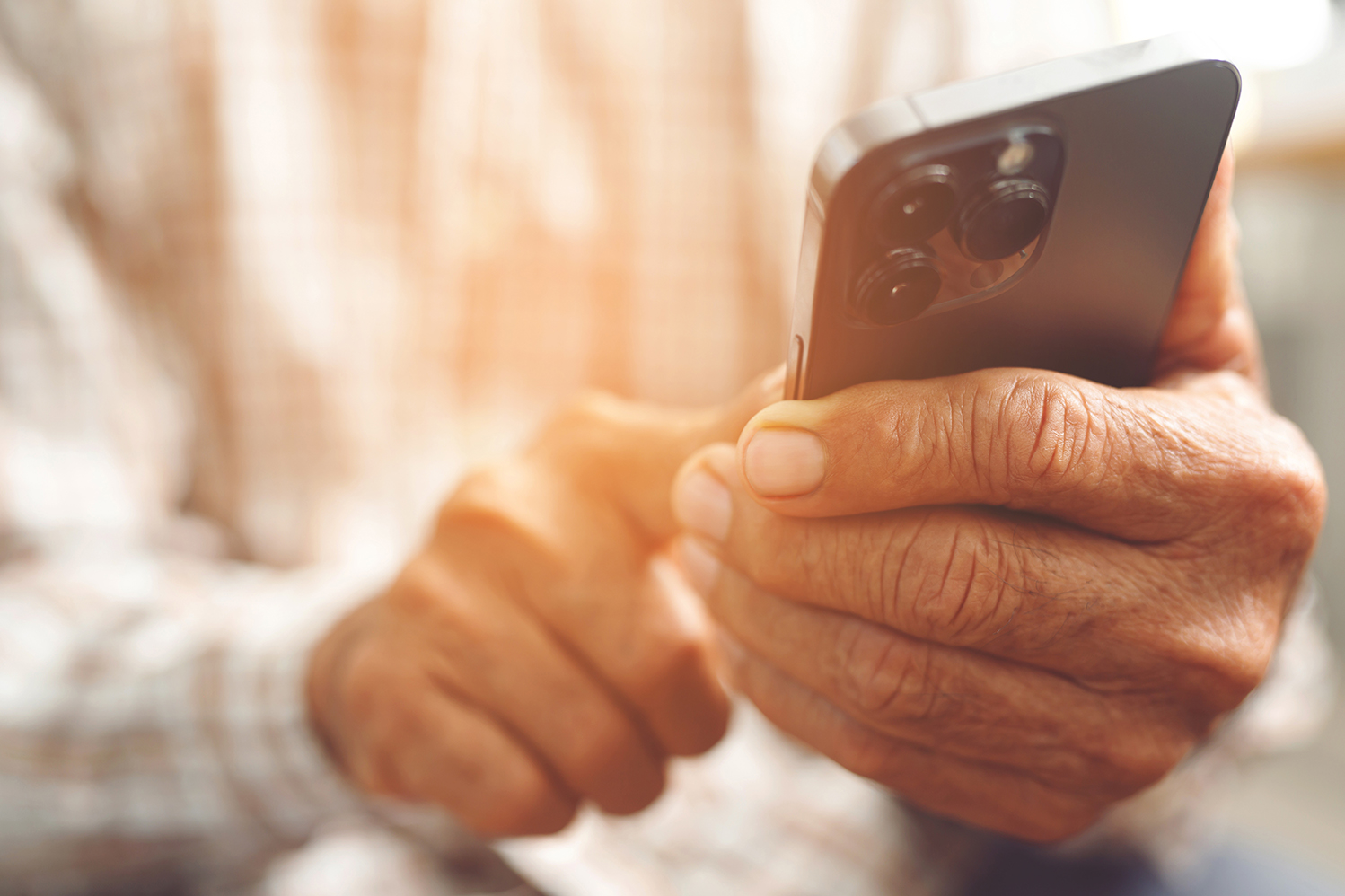 En person som håller i en smart phone