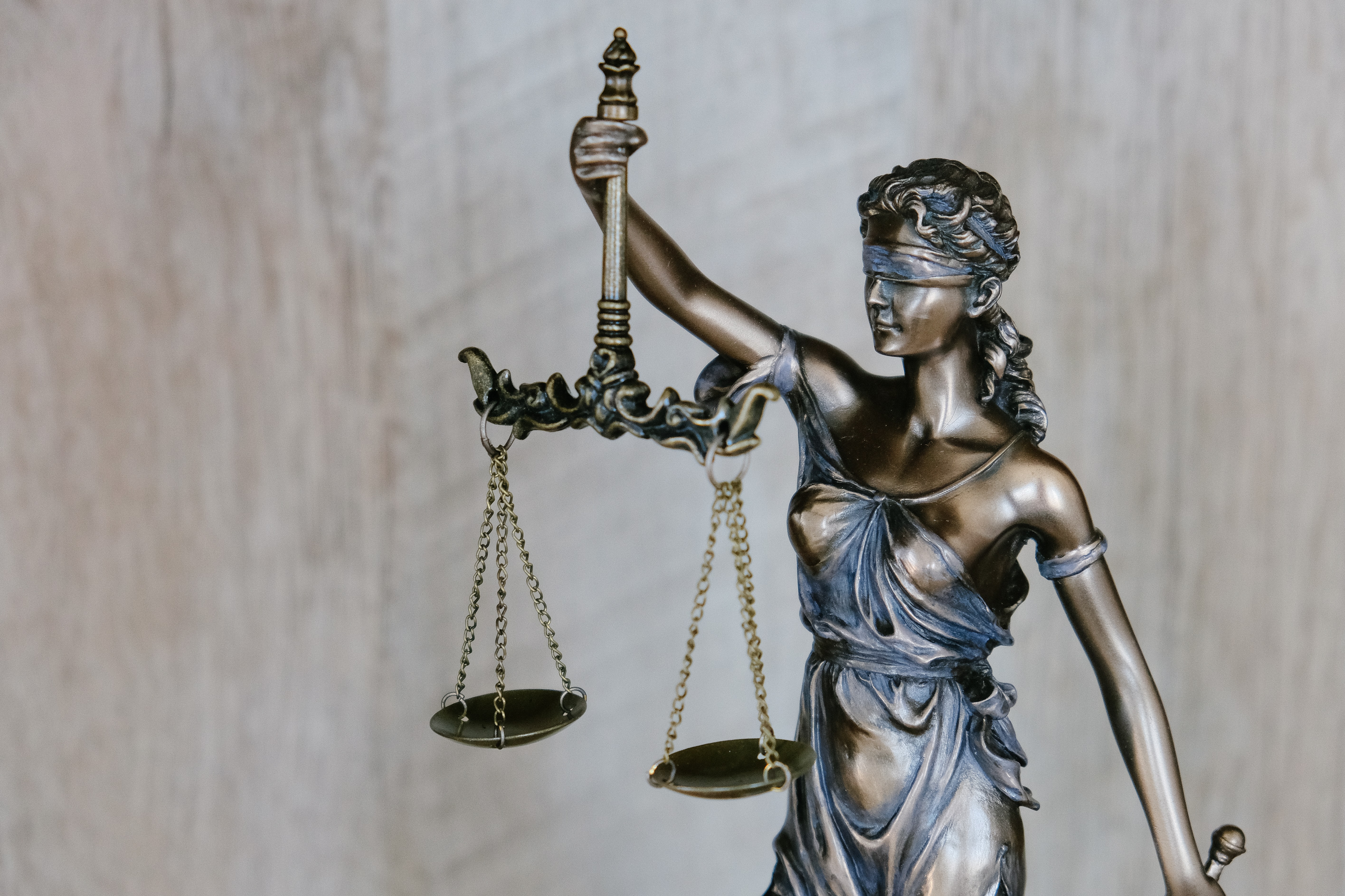 En bronsstaty på fru Justitia