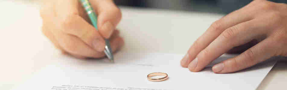 Person som skriver under ett äktenskapsförord