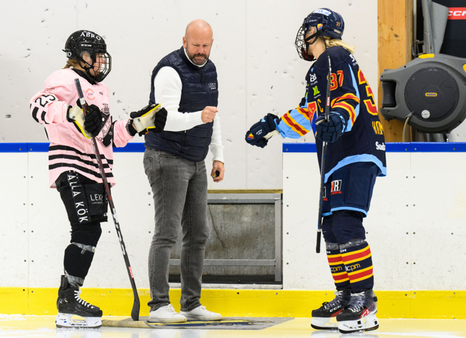 Dennis Lauri, Partnership Manager släpper pucken för AIK damlag i ishockeymatch