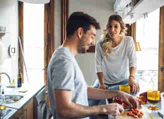 En man och en kvinna lagar mat i ett kök