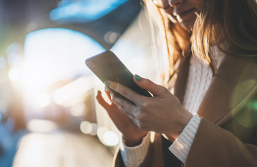 Personer som använder sin mobiltelefon
