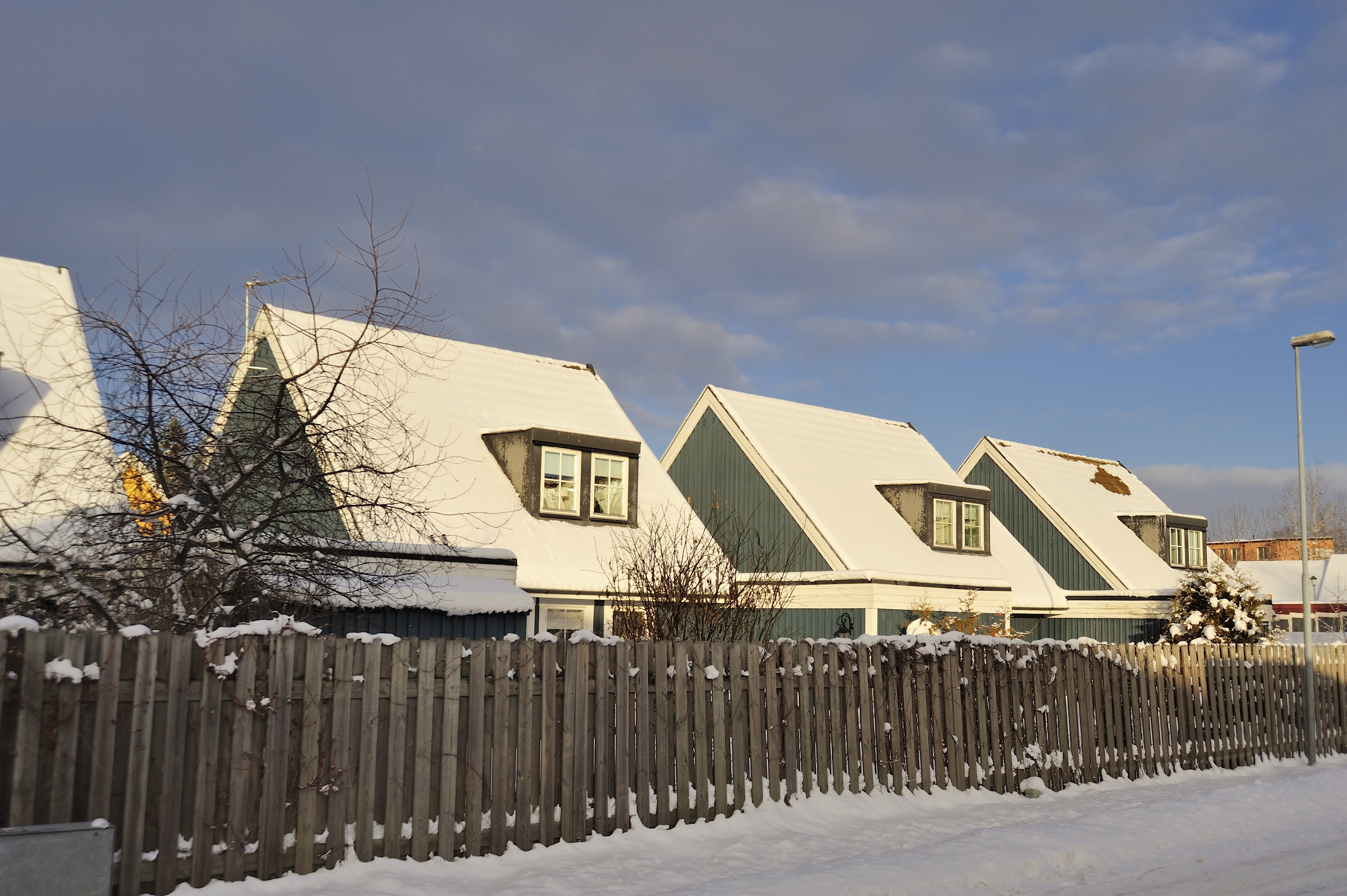 Tvist med grannar, villor i snö - Lexly.se