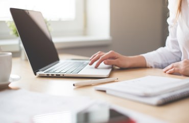 Person sitter och arbetar vid sin dator